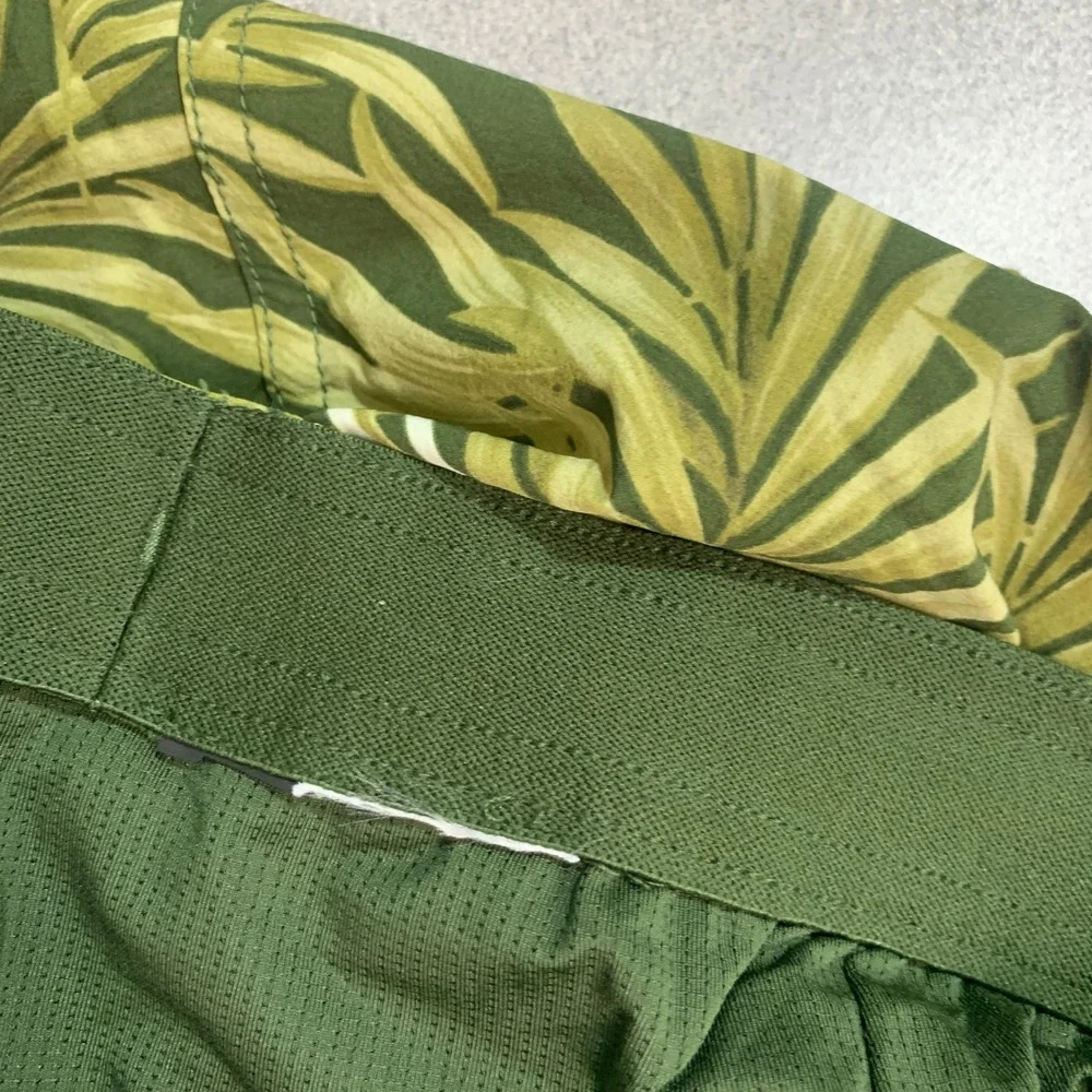 NWT Kirkland Signature Tropical Palm Swim Shorts Men's M Green Stretch Fabric